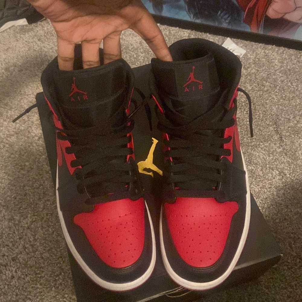 Air Jordan 1 Mid Banned 2020